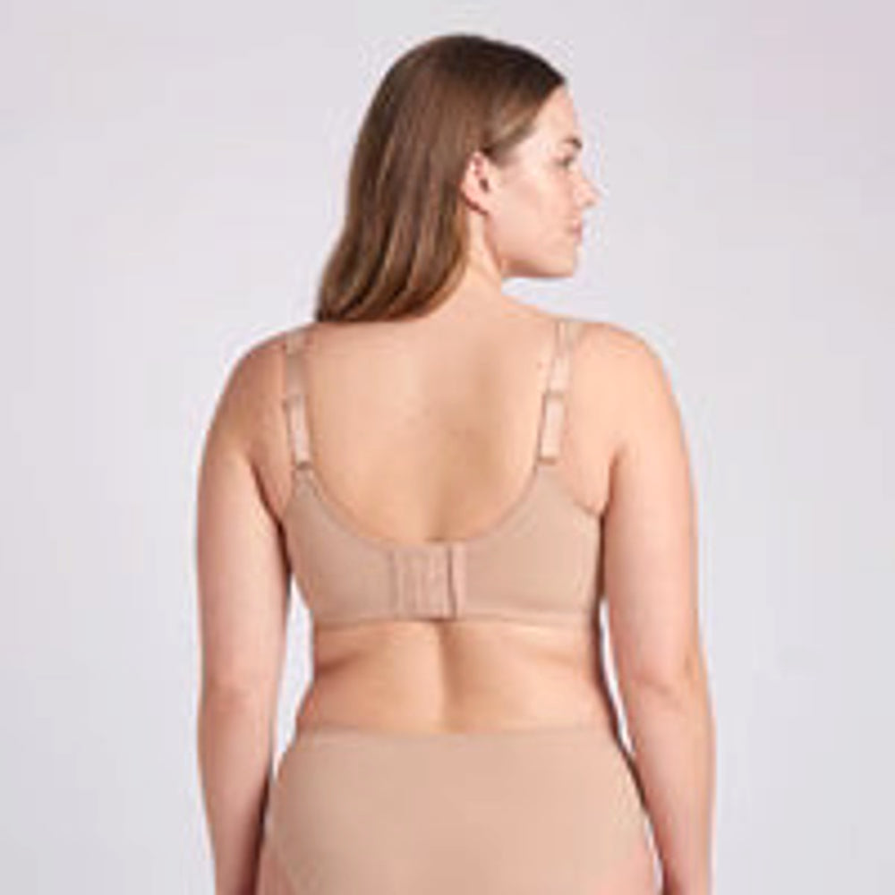 Lovelle Grace from behind: wide band and three rows of hooks